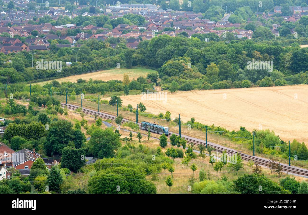 Imagen aérea de un tranvía que sale de Clifton, capturada desde el tejado de Southchurch Court, Nottinghamshire, Inglaterra, Reino Unido Foto de stock