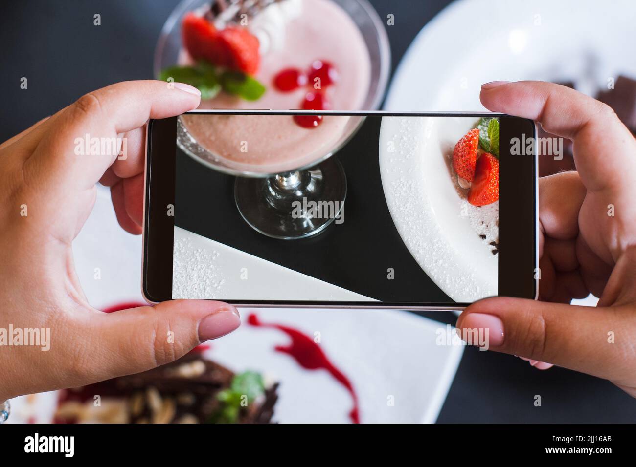 Fotos de comida de deliciosos postres por smartphone Foto de stock
