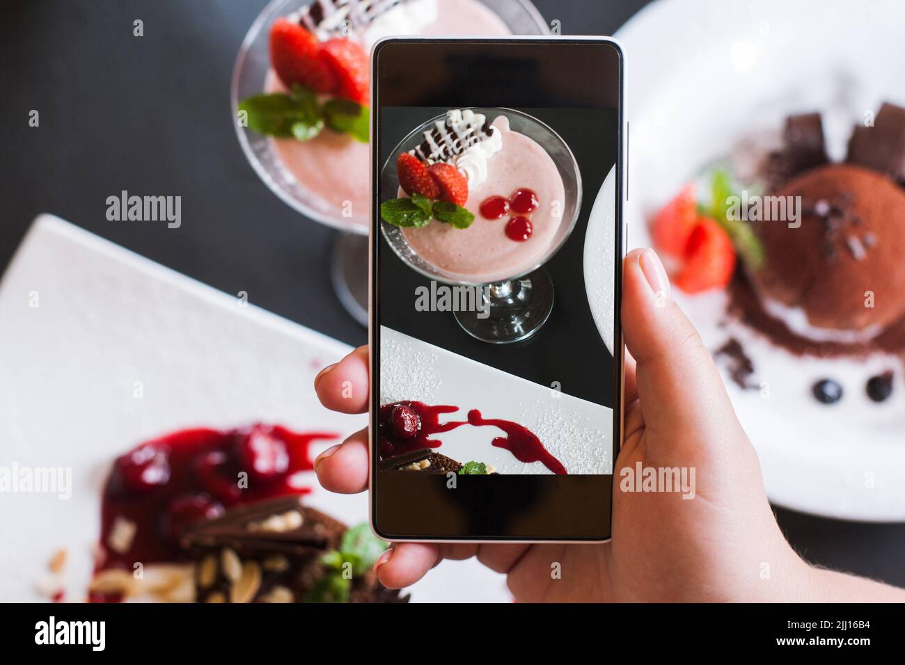 Fotos de comida de postres cremosos por smartphone Foto de stock