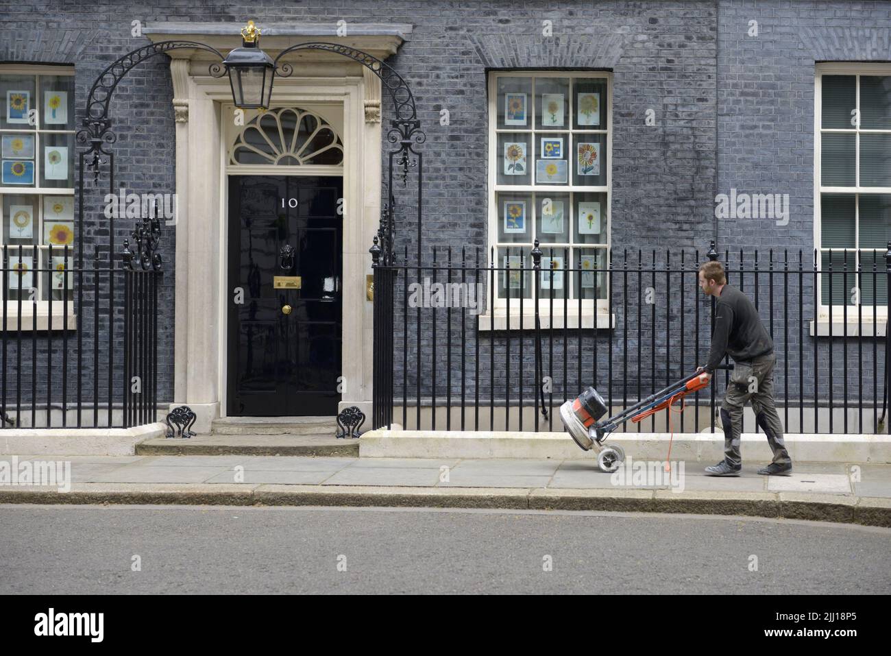 Londres, Inglaterra, Reino Unido. El equipo de pulido de pisos se está llevando a 10 Downing Street, abril de 2022 Foto de stock