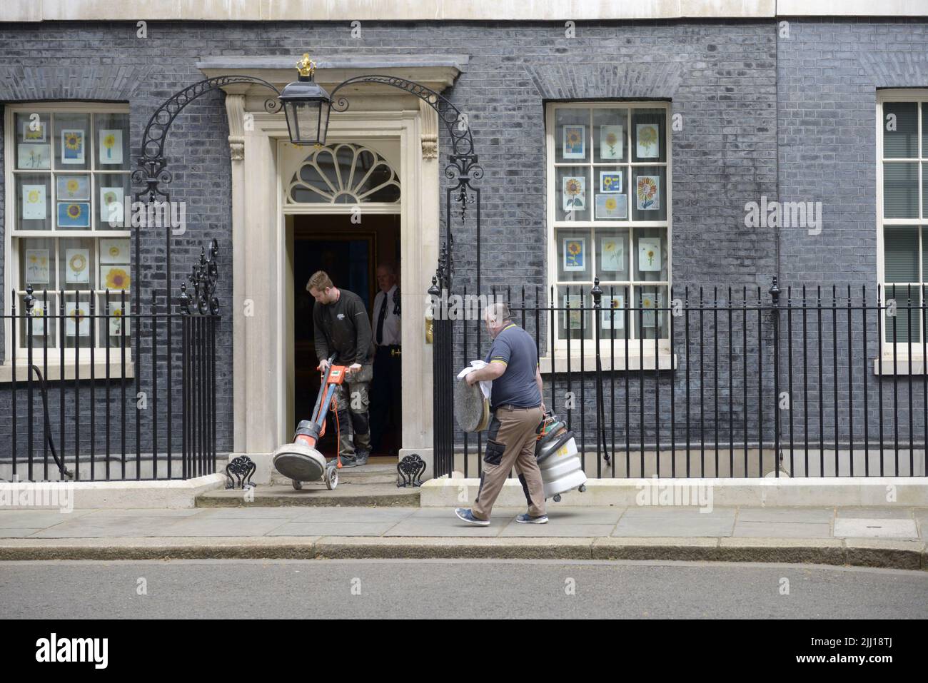Londres, Inglaterra, Reino Unido. El equipo de pulido de pisos se está llevando a 10 Downing Street, abril de 2022 Foto de stock