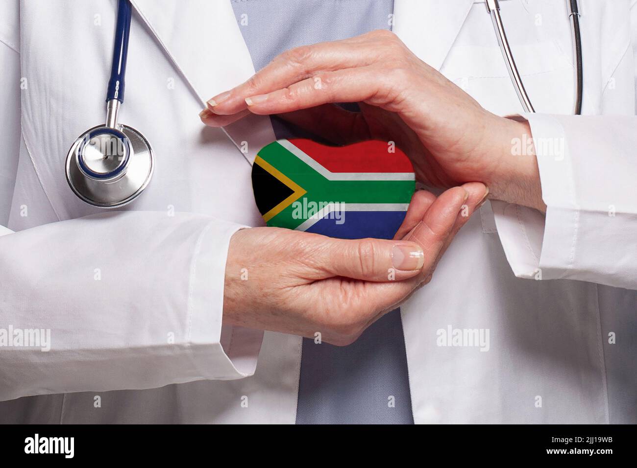 Doctor africano con la bandera de la República Sudafricana de fondo. Concepto de salud, caridad, seguros y medicina Foto de stock