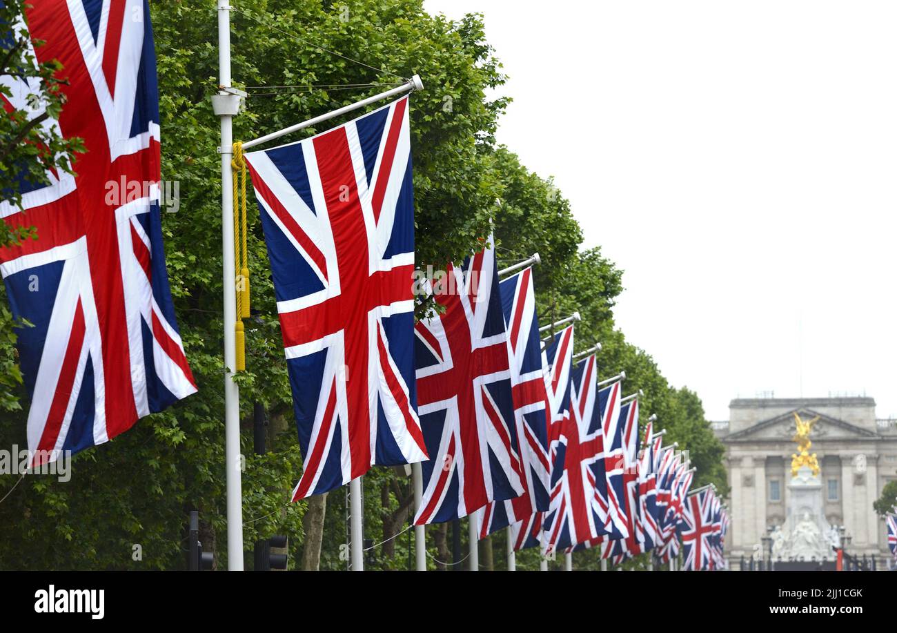 Londres, Inglaterra, Reino Unido. Banderas de la Unión en el centro comercial mientras está cerrado al tráfico antes de las celebraciones del Jubileo Platino de la Reina, 30th de mayo de 2022 Foto de stock