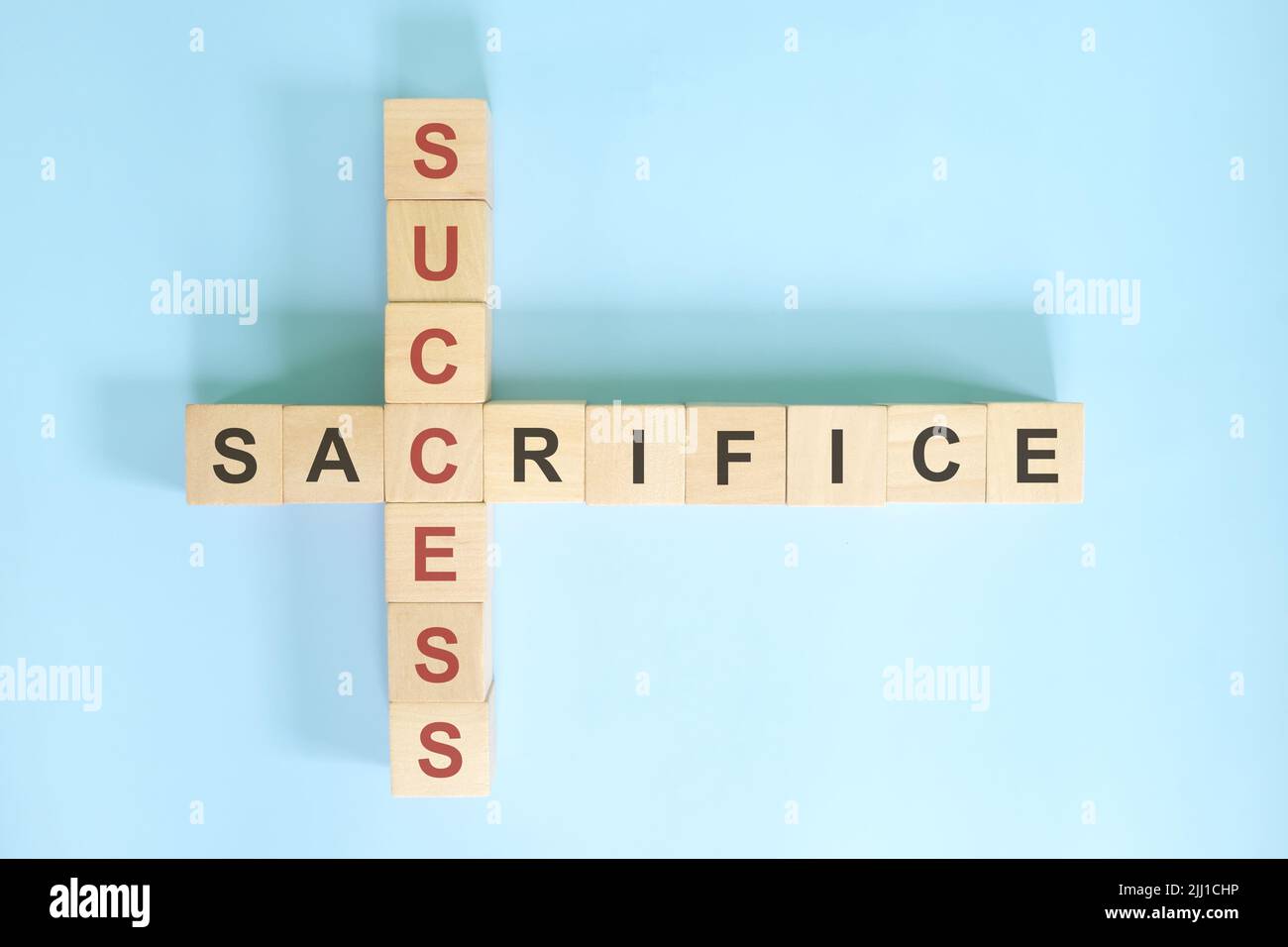 Sacrificio por el concepto de éxito. Crucigrama de bloques de madera