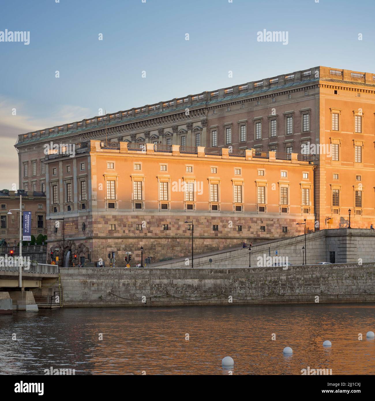 Fachada lateral del Palacio Real de Estocolmo, Suecia: Stockholms Slott o Kungliga Slottet, residencia oficial del Rey, situada en la Ciudad Vieja, o Gamla Stan Foto de stock