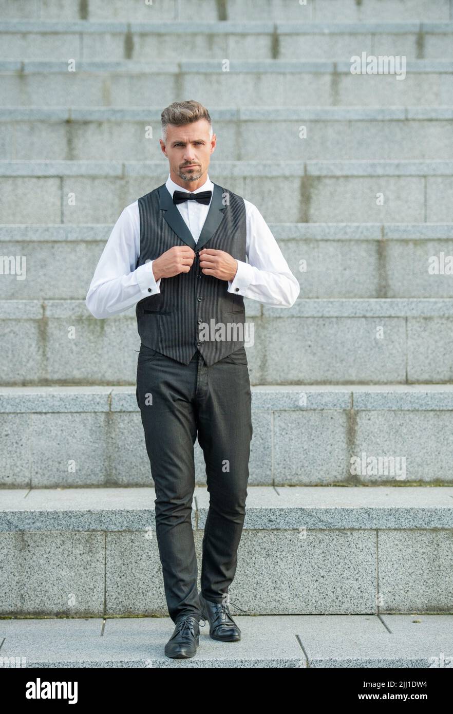 hombre en ropa de vestir. moda formal para el hombre. elegante hombre vestir  traje de vestir. largo completo Fotografía de stock - Alamy