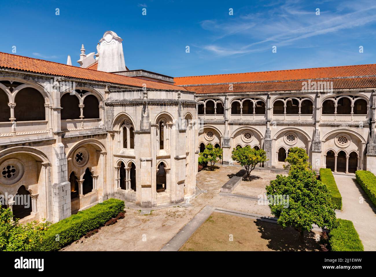 Panorama desde el jardín y el claustro del complejo del monasterio de Mosteiro de Alcobaca, Portugal Foto de stock