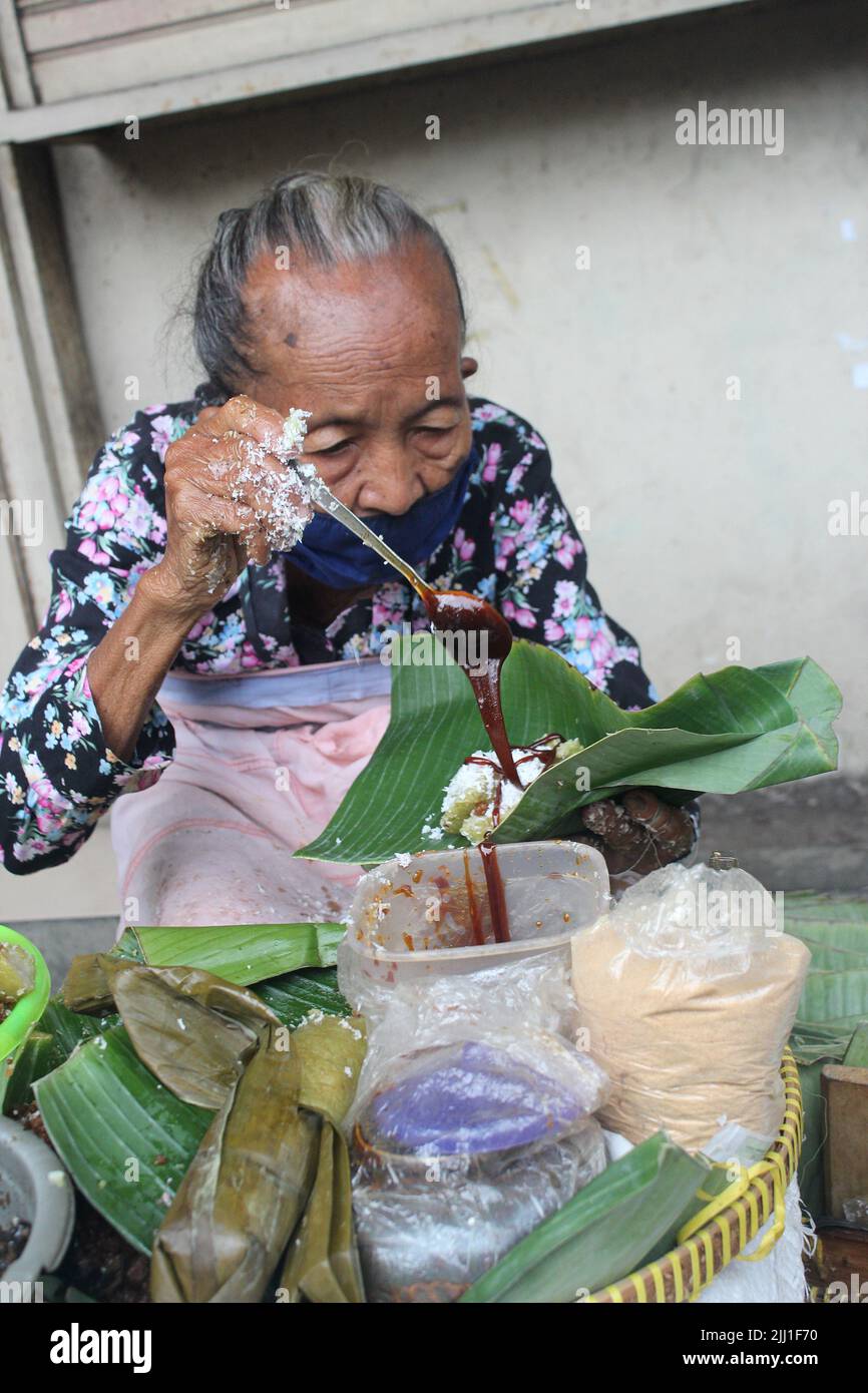 Indonesian Street Food en Yogyakarta, Mbah Satinem, la venta de Jajanan tradicional Javanese Street Food Ketan, Lupis, Cenil cerca de Tugu, Yogyakarta Foto de stock