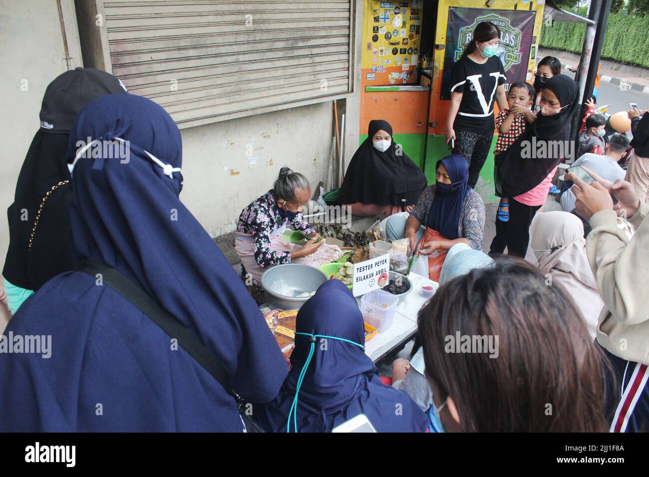 Indonesian Street Food en Yogyakarta, Mbah Satinem, la venta de Jajanan tradicional Javanese Street Food Ketan, Lupis, Cenil cerca de Tugu, Yogyakarta Foto de stock