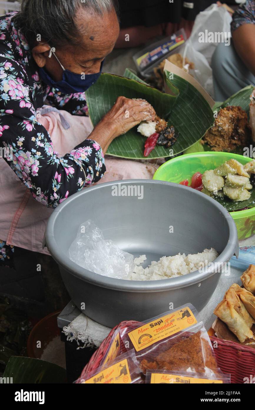 Indonesian Street Food en Yogyakarta, Mbah Satinem, la venta de Jajanan tradicional Javanese Street Food Ketan, Lupis, Cenil cerca de Tugu, Yogyakarta Foto de stock