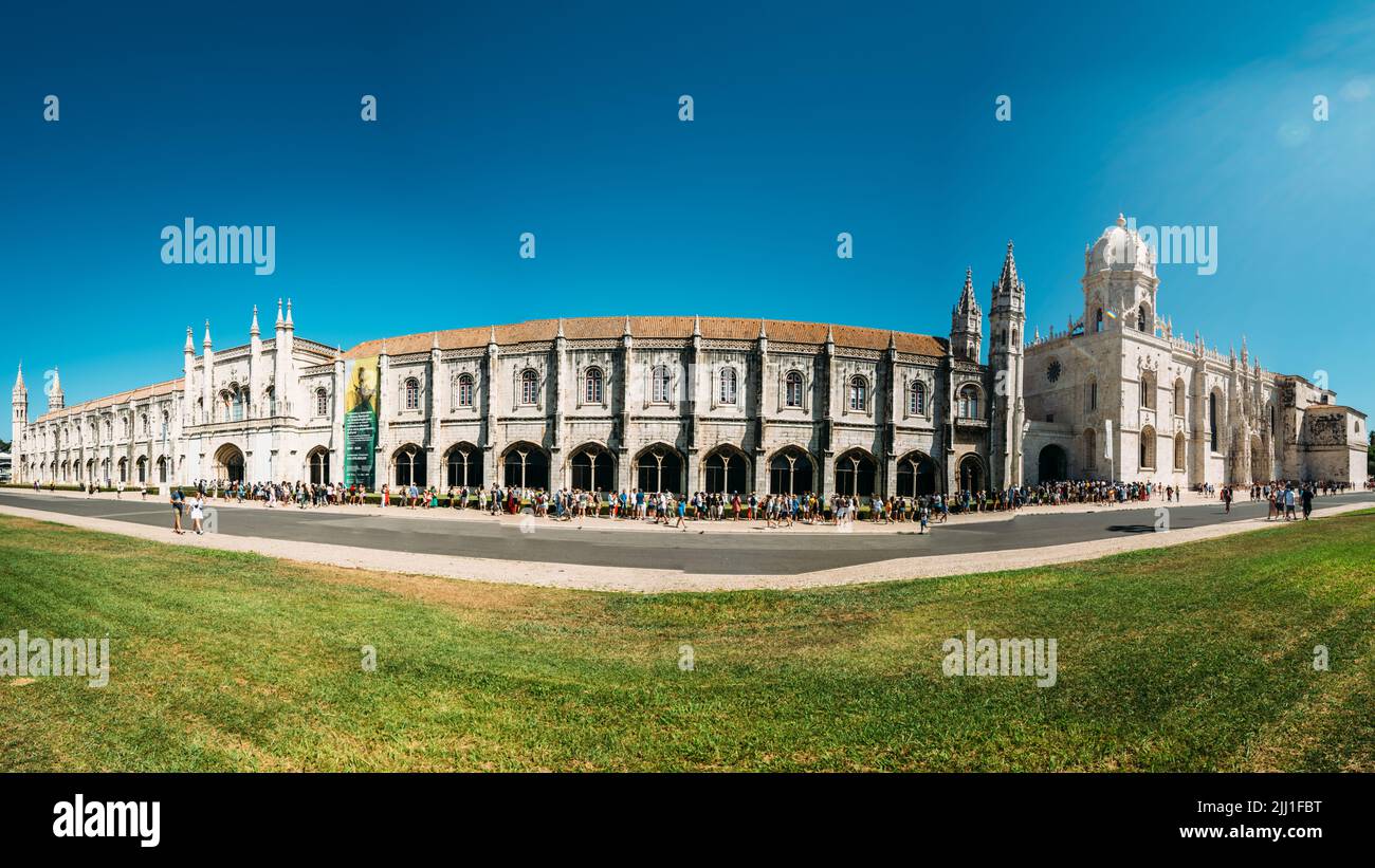 Lisboa, Portugal - 21 de julio de 2022: Panorama del Monasterio de los Jerónimos o Monasterio de los Hieronymitas en Belem, Lisboa, Portugal Foto de stock