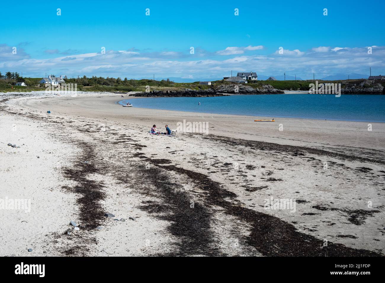 La idílica y casi desierta playa de arena en Borthwen, Holy Island, Anglesey, Gales Foto de stock