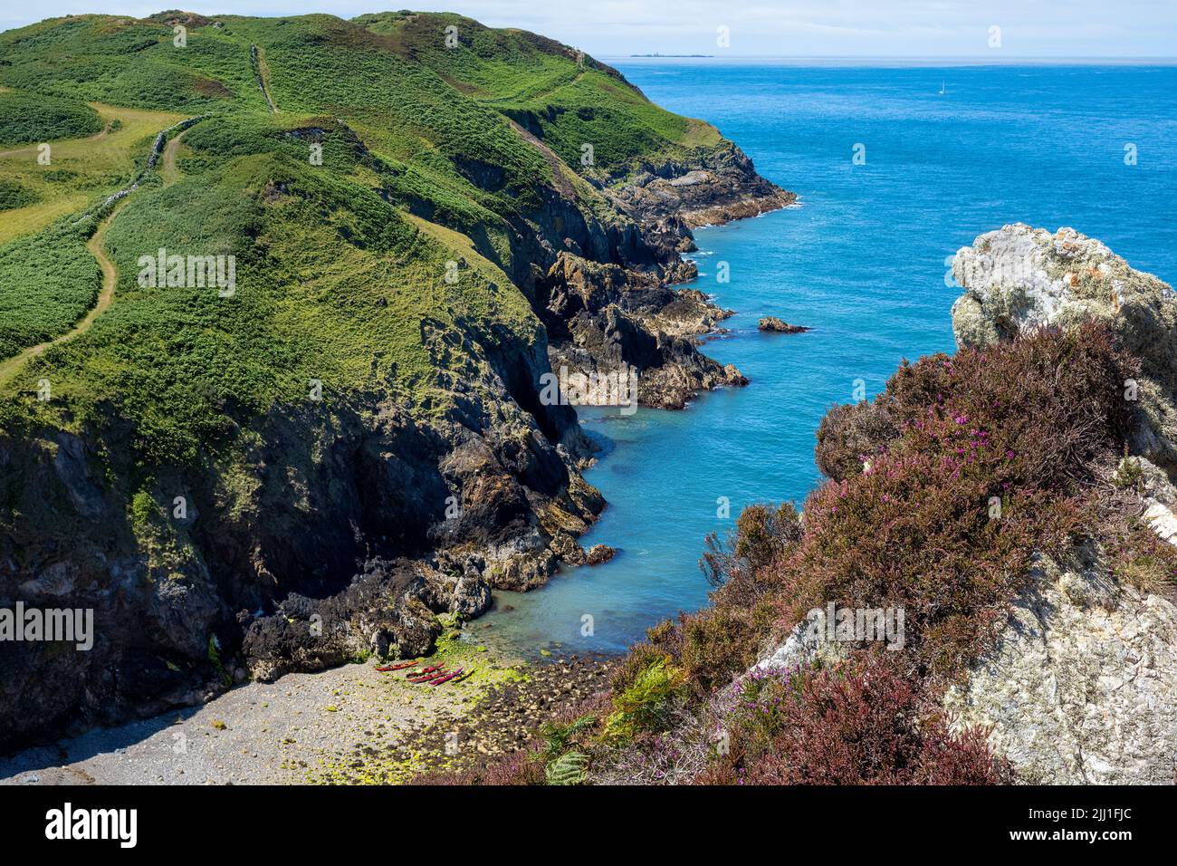 Una impresionante vista de la ruta de la costa de Gales desde Llanlleiana Head, Anglesey, Gales Foto de stock