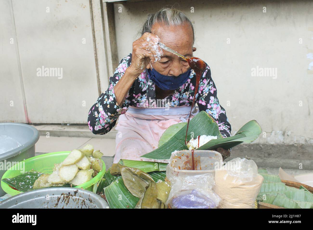 Indonesian Street Food en Yogyakarta, Mbah Satinem, la venta de Jajanan tradicional Javanese Street Food Ketan, Lupis, Cenil cerca de Tugu, Yogyakarta Foto de stock