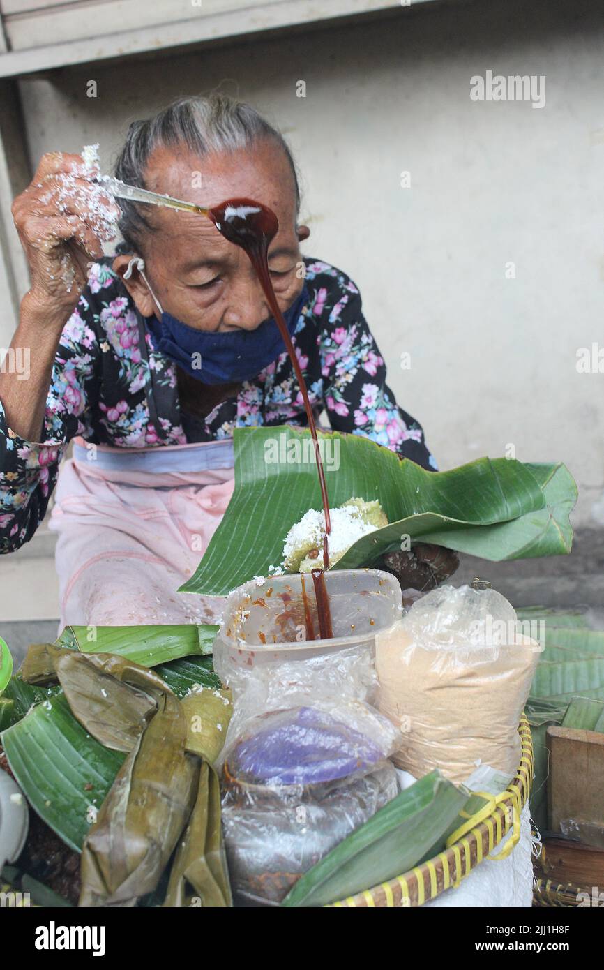 Indonesian Street Food en Yogyakarta, Mbah Satinem, la venta de Jajanan tradicional Javanese Street Food Ketan, Lupis, Cenil cerca de Tugu, Yogyakarta Foto de stock