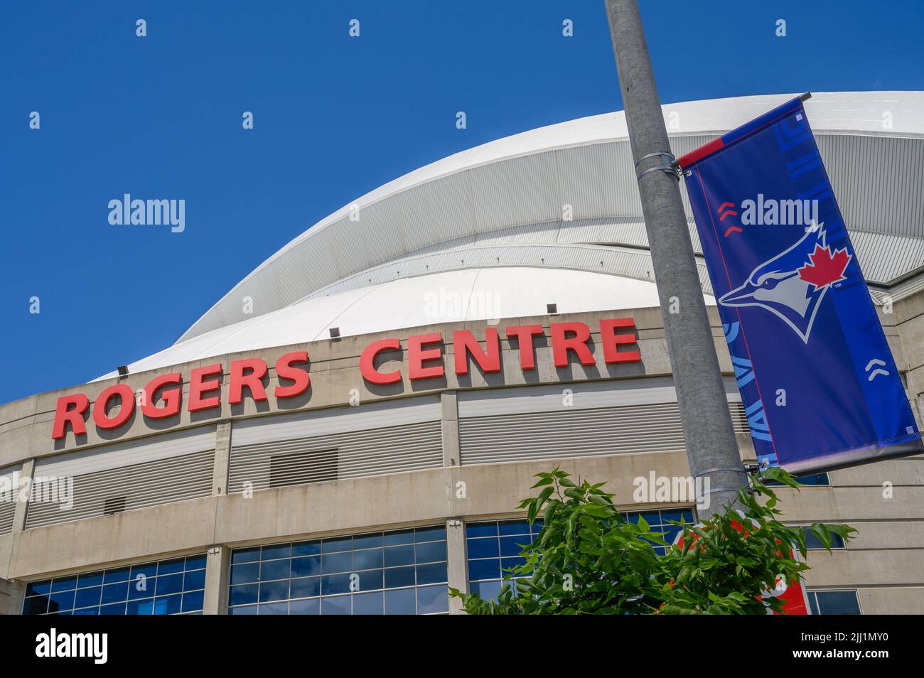 Estadio Rogers Centre con su techo abovedado retráctil, sede del equipo de béisbol Blue Jays, Toronto, Ontario, Canadá. Foto de stock