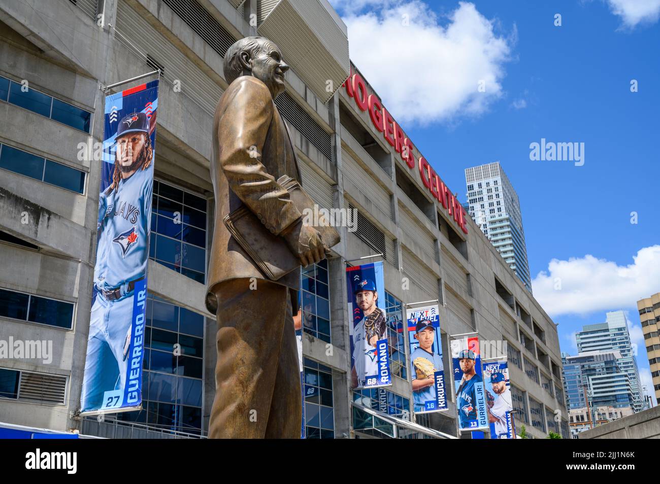 Estatua de bronce de Ted Rogers, antiguo propietario del equipo de béisbol Blue Jays, en las afueras del estadio Rogers Centre, Toronto, Canadá. Foto de stock