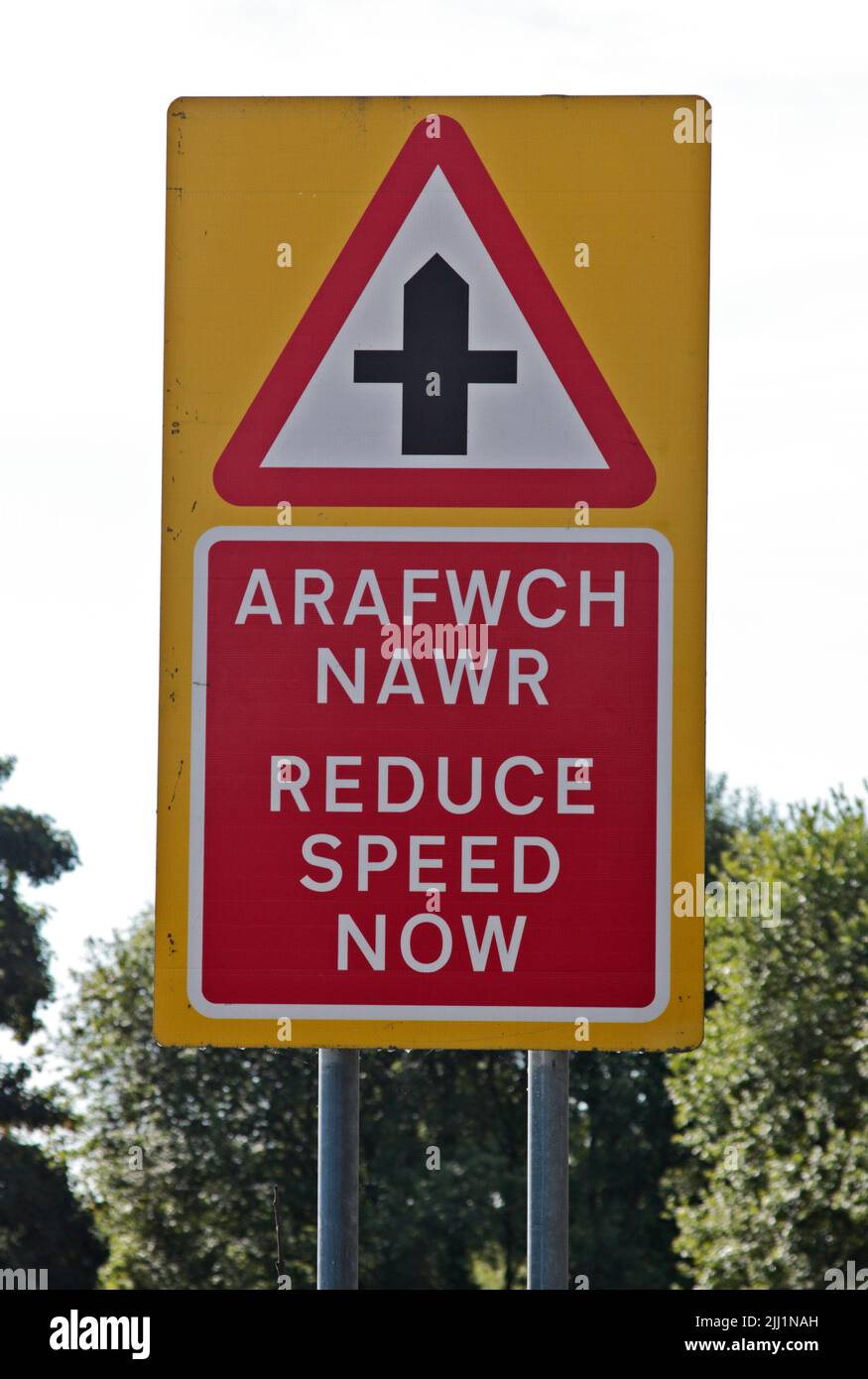 Señal de reducción de velocidad ahora, Norte de Gales Foto de stock