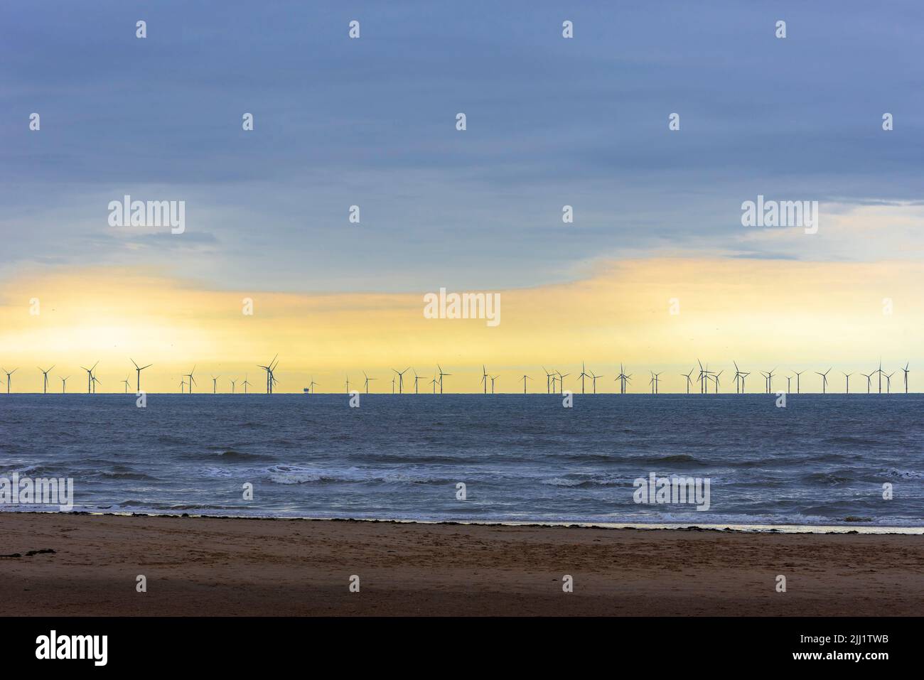 Los molinos de viento de la bahía de Mersey en la luz de la noche. Foto de stock