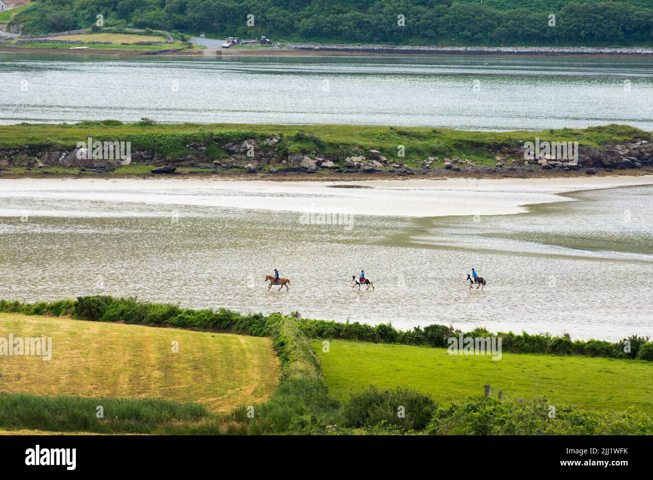 Montar a caballo en una playa en Ardara, Condado de Donegal, Irlanda Foto de stock