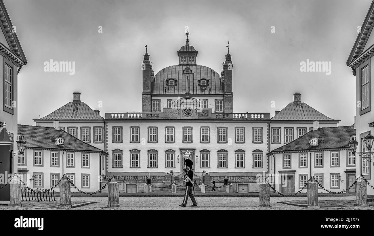 Una fotografía en escala de grises del castillo de Frederiksborg, Hillerod, Dinamarca Foto de stock