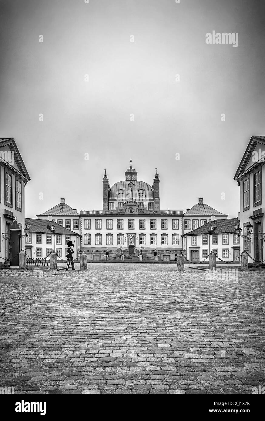 Una fotografía vertical en escala de grises del castillo de Frederiksborg, Hillerod, Dinamarca Foto de stock