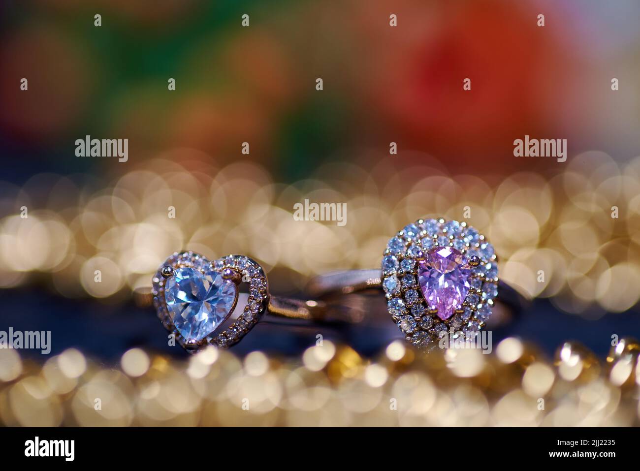 Los anillos de diamantes con el bokeh de luz dorada Foto de stock