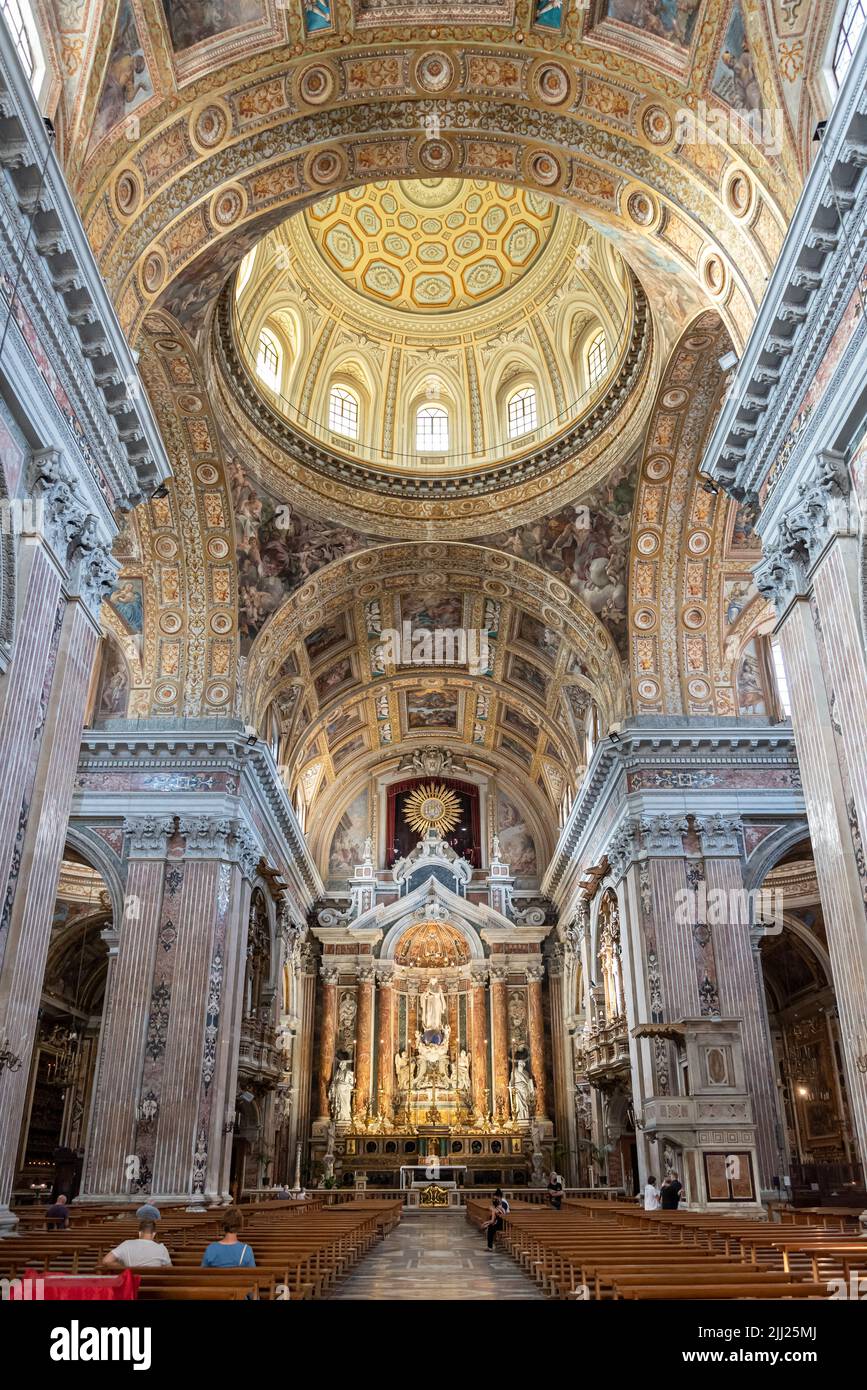 Vista interior de la lujosa basílica católica de Nápoles, Italia Foto de stock