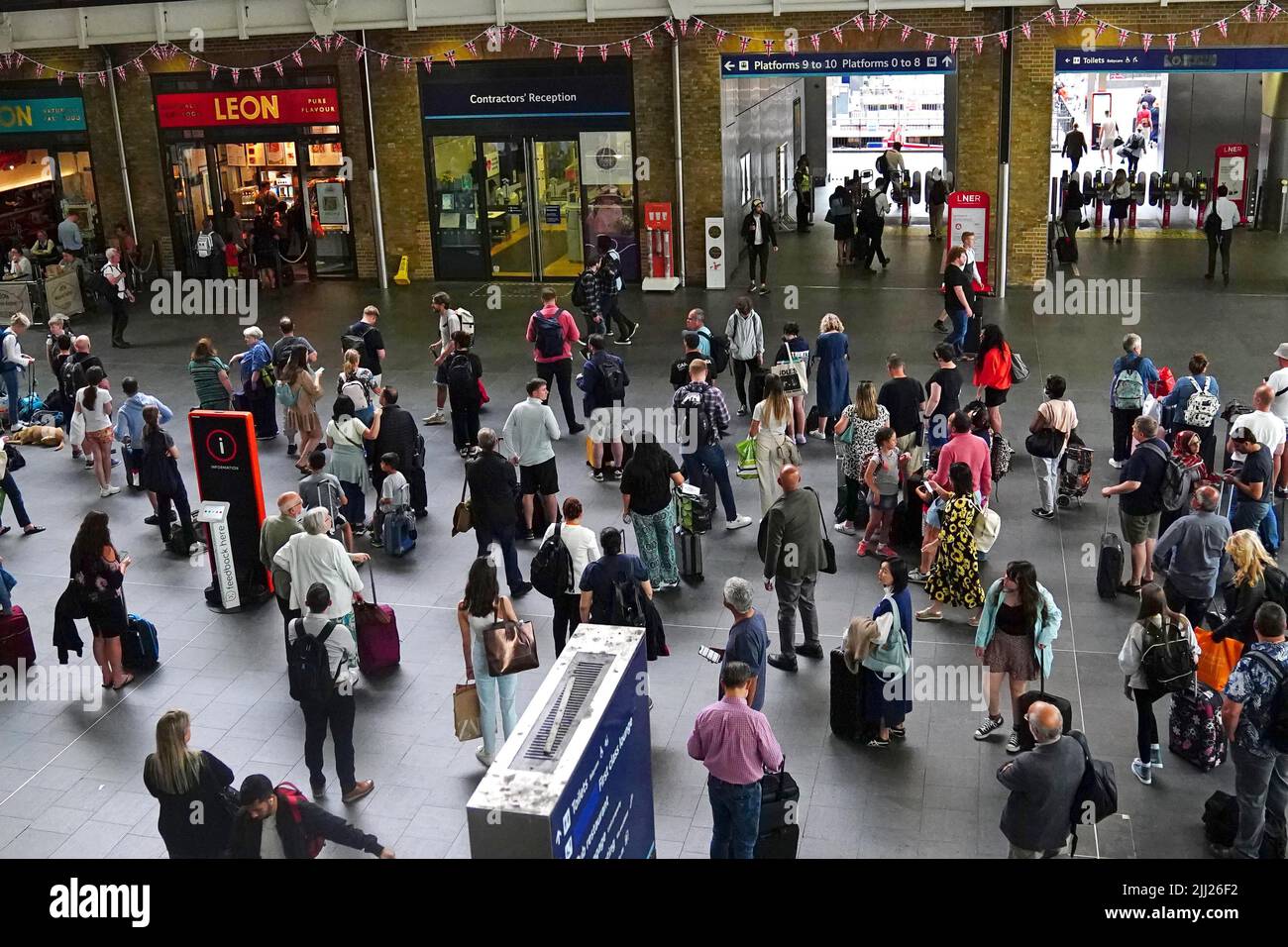 Personas en la estación de tren King's Cross en Londres, ya que muchas familias se embarcan en escapadas al comienzo de las vacaciones de verano para muchas escuelas de Inglaterra y Gales. Fecha de la foto: Viernes 22 de julio de 2022. Foto de stock