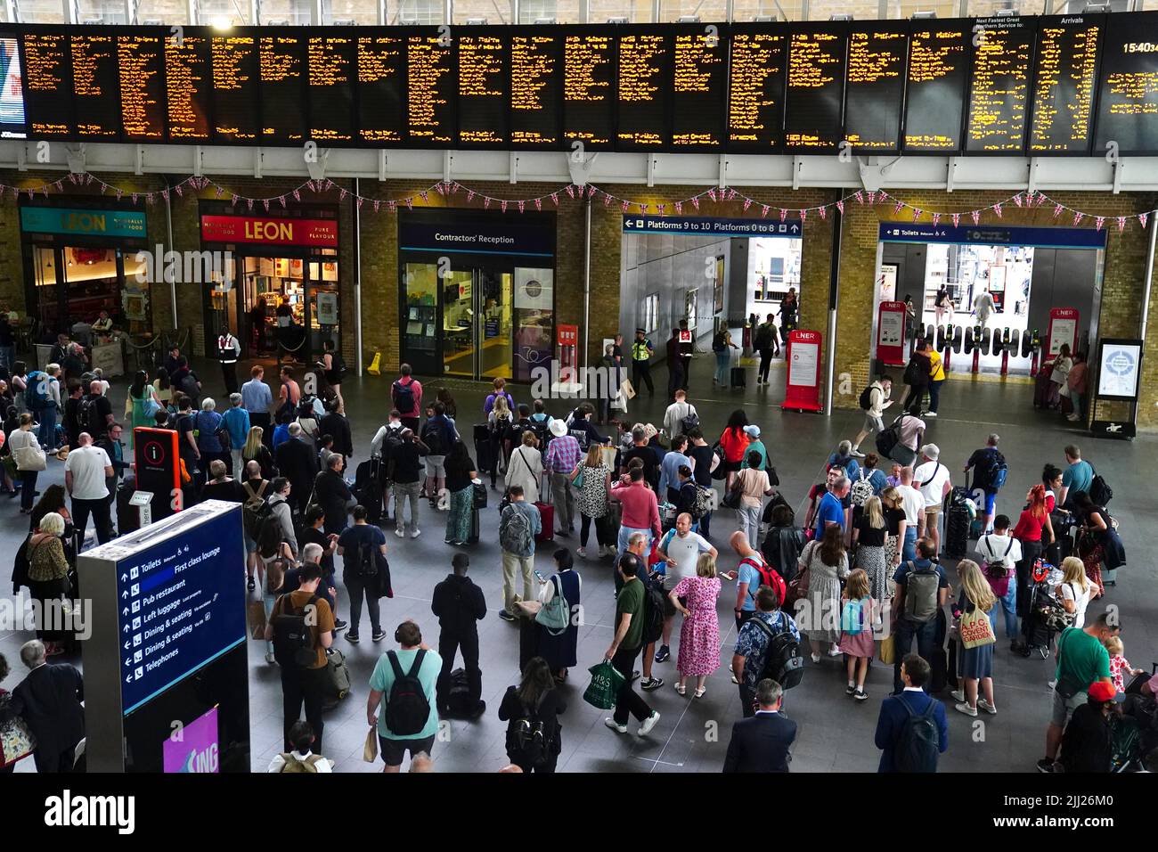 Personas en la estación de tren King's Cross en Londres, ya que muchas familias se embarcan en escapadas al comienzo de las vacaciones de verano para muchas escuelas de Inglaterra y Gales. Fecha de la foto: Viernes 22 de julio de 2022. Foto de stock