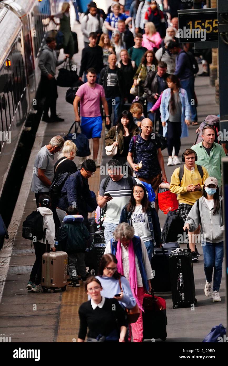 Gente en la estación de tren King's Cross en Londres, ya que muchas familias se embarcan en escapadas al comienzo de las vacaciones de verano para muchas escuelas en Inglaterra y Gales. Fecha de la foto: Viernes 22 de julio de 2022. Foto de stock