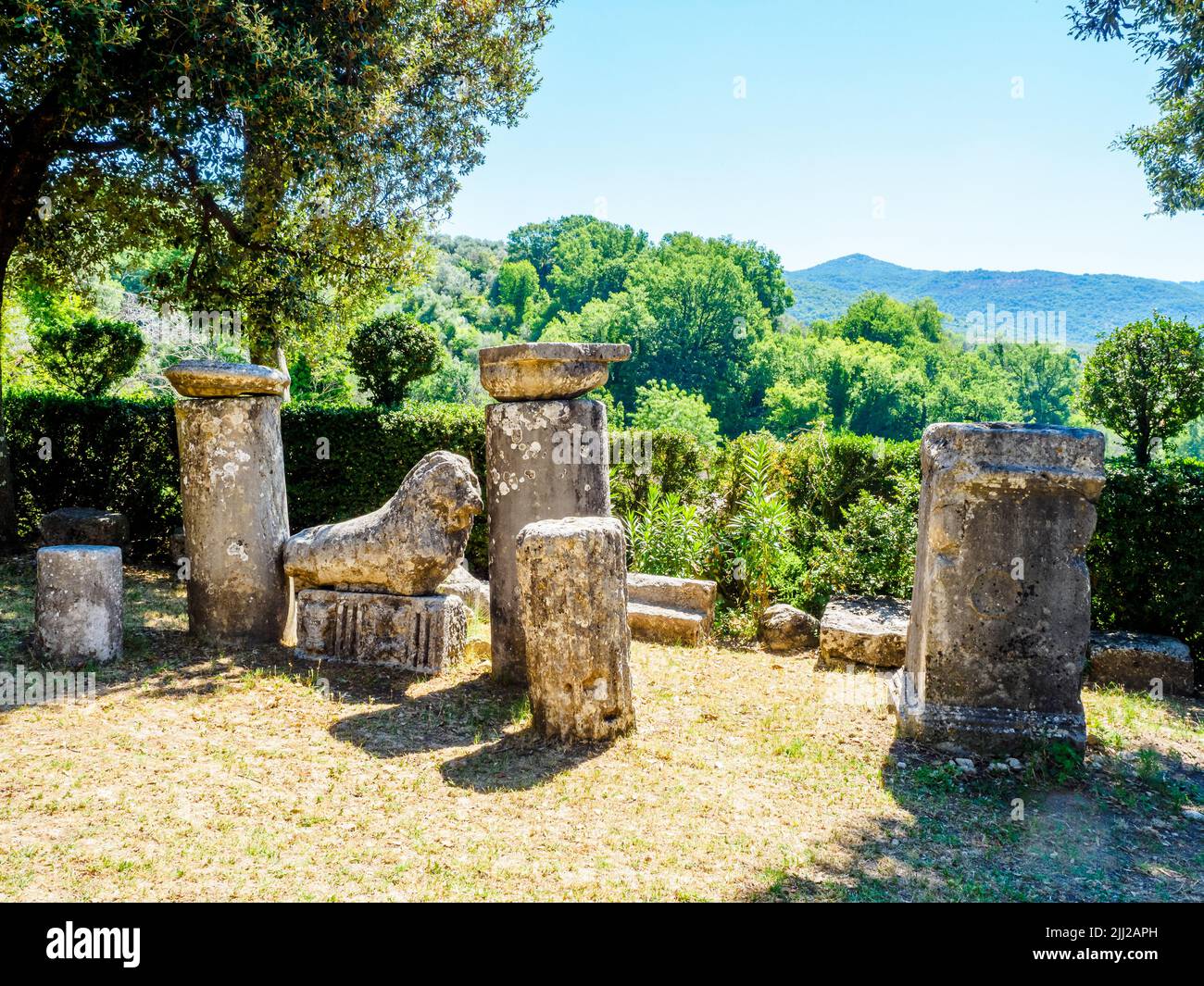 Antiguas ruinas romanas en el jardín del Santuario de Santa Vittoria - Monteleone Sabino, Rieti, Italia Foto de stock