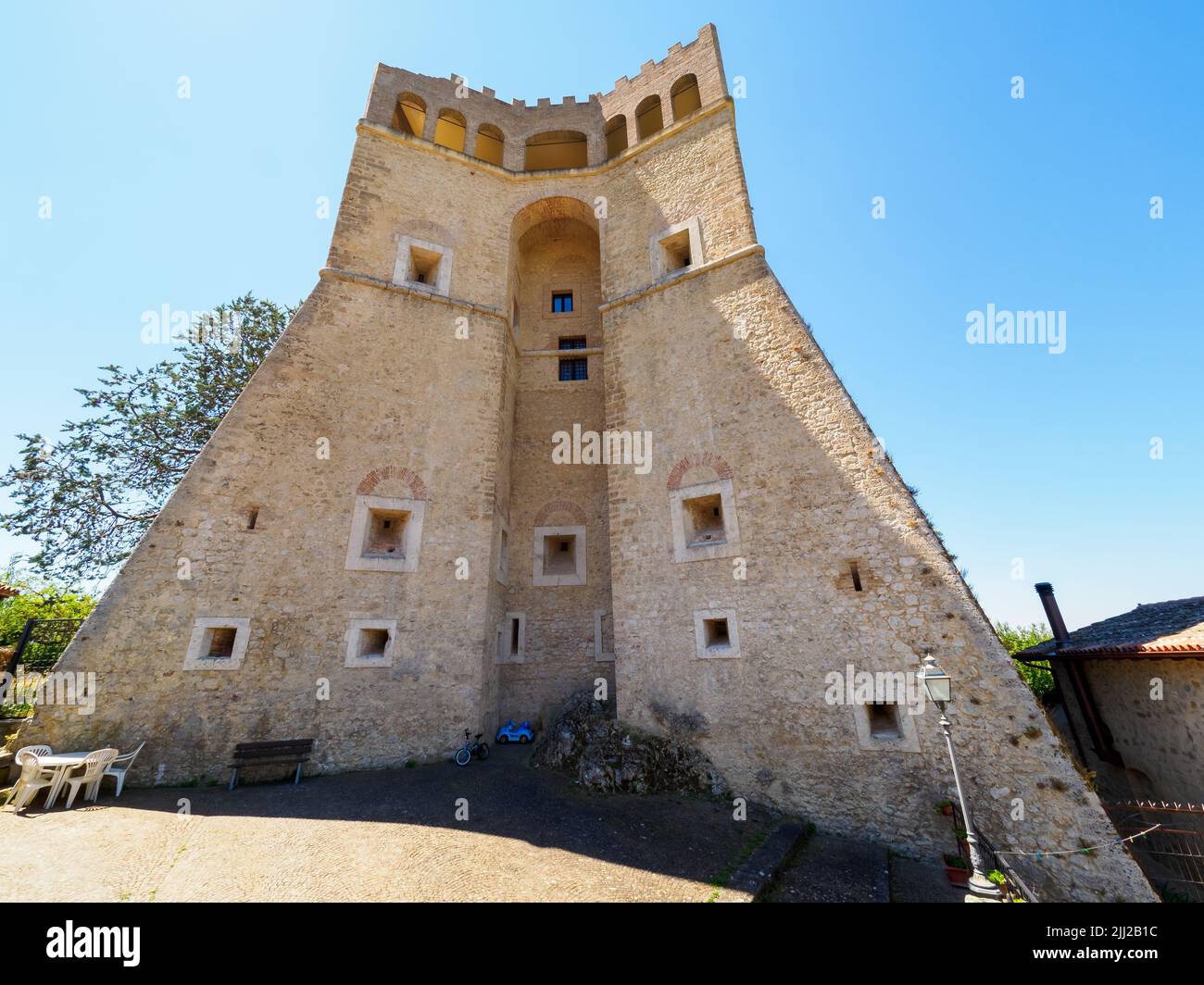 Murallas del Castillo Sforza Cesarini en Rocca Sinibalda - Rieti, Italia Foto de stock