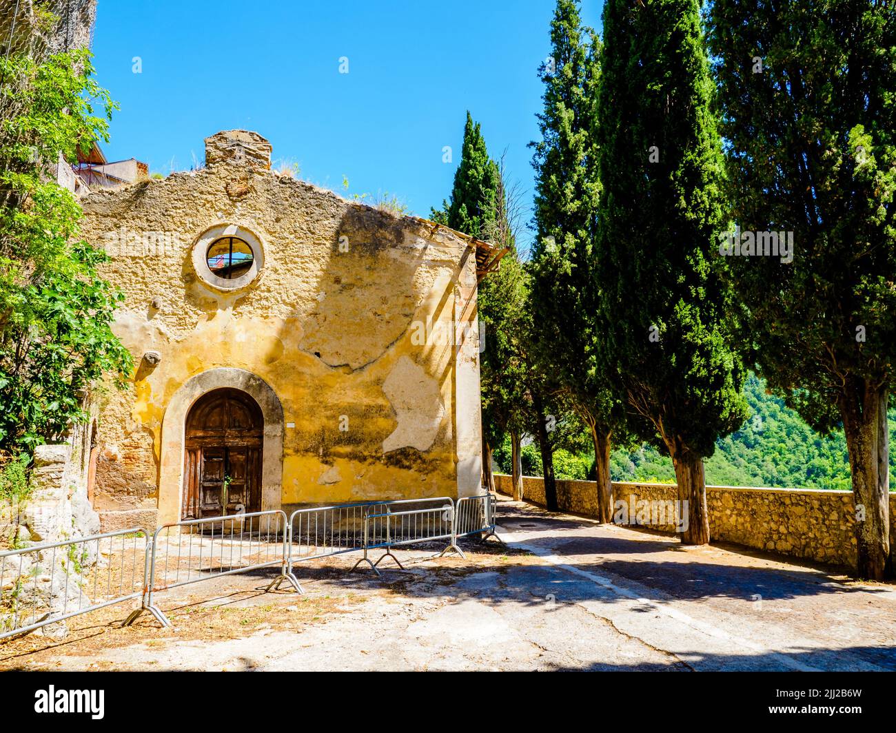 Iglesia abandonada en la ciudad medieval de Rocca Sinibalda - Rieti, Italia Foto de stock