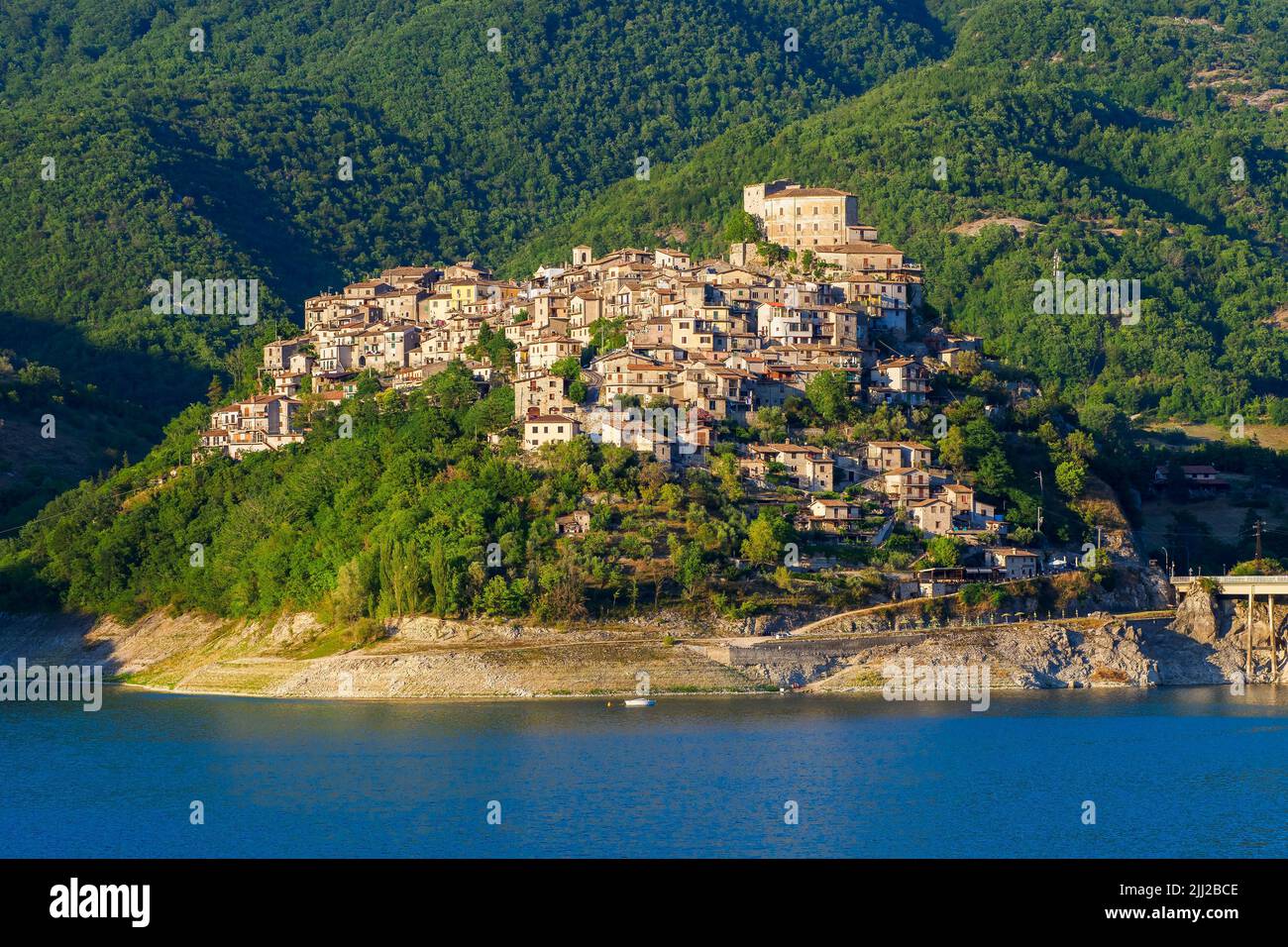 El pequeño pueblo de Castel di Tora y el lago Turano - Rieti, Italia Foto de stock