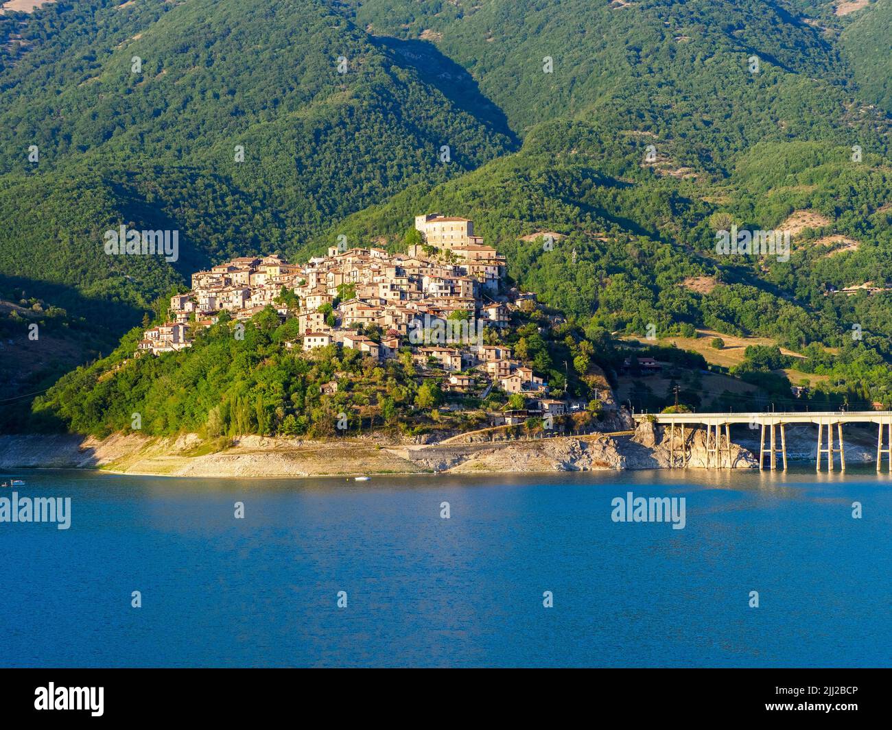 El pequeño pueblo de Castel di Tora y el lago Turano - Rieti, Italia Foto de stock