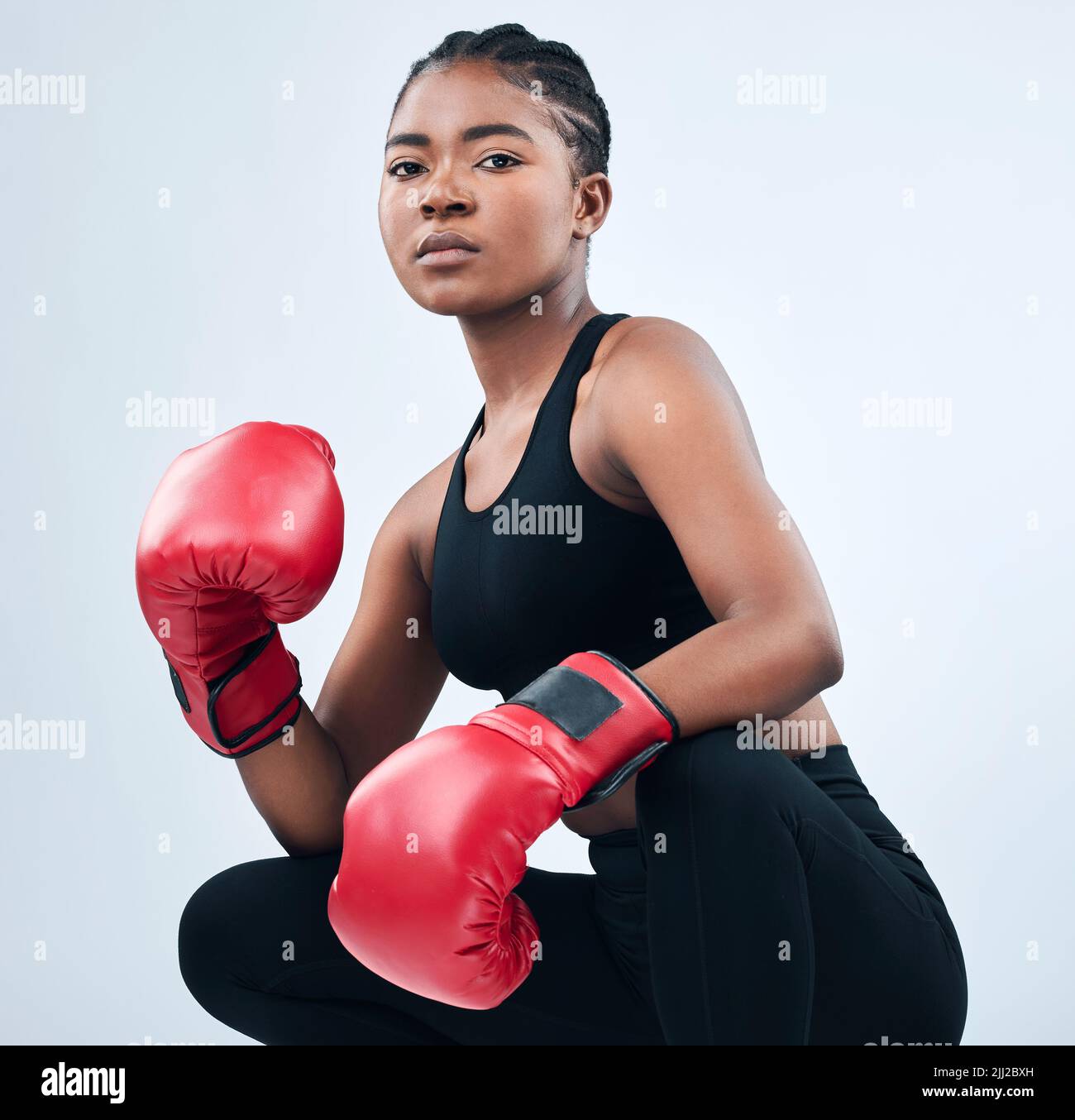 Joven Atractiva Mujer De Fitness Europea Con Guantes De Boxeo Posando En  Estudio Imagen de archivo - Imagen de deportivo, deporte: 233542393