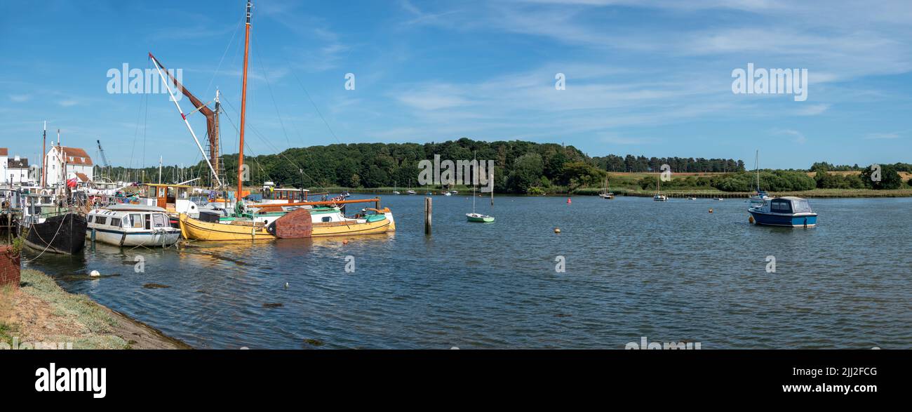 Vista panorámica. Amarrado viejo barcaza y barcos en Woodbridge en el río Deben con el molino Tide en la parte trasera Suffolk Inglaterra Foto de stock