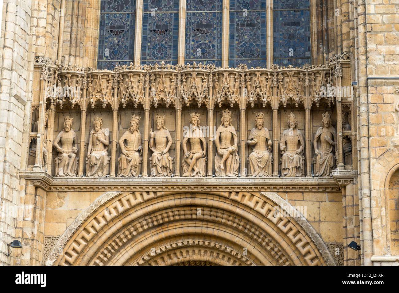 Galería de los Reyes sobre el arco normando sobre la puerta principal de la Catedral de Lincoln, ciudad de Lincoln 2022 Foto de stock