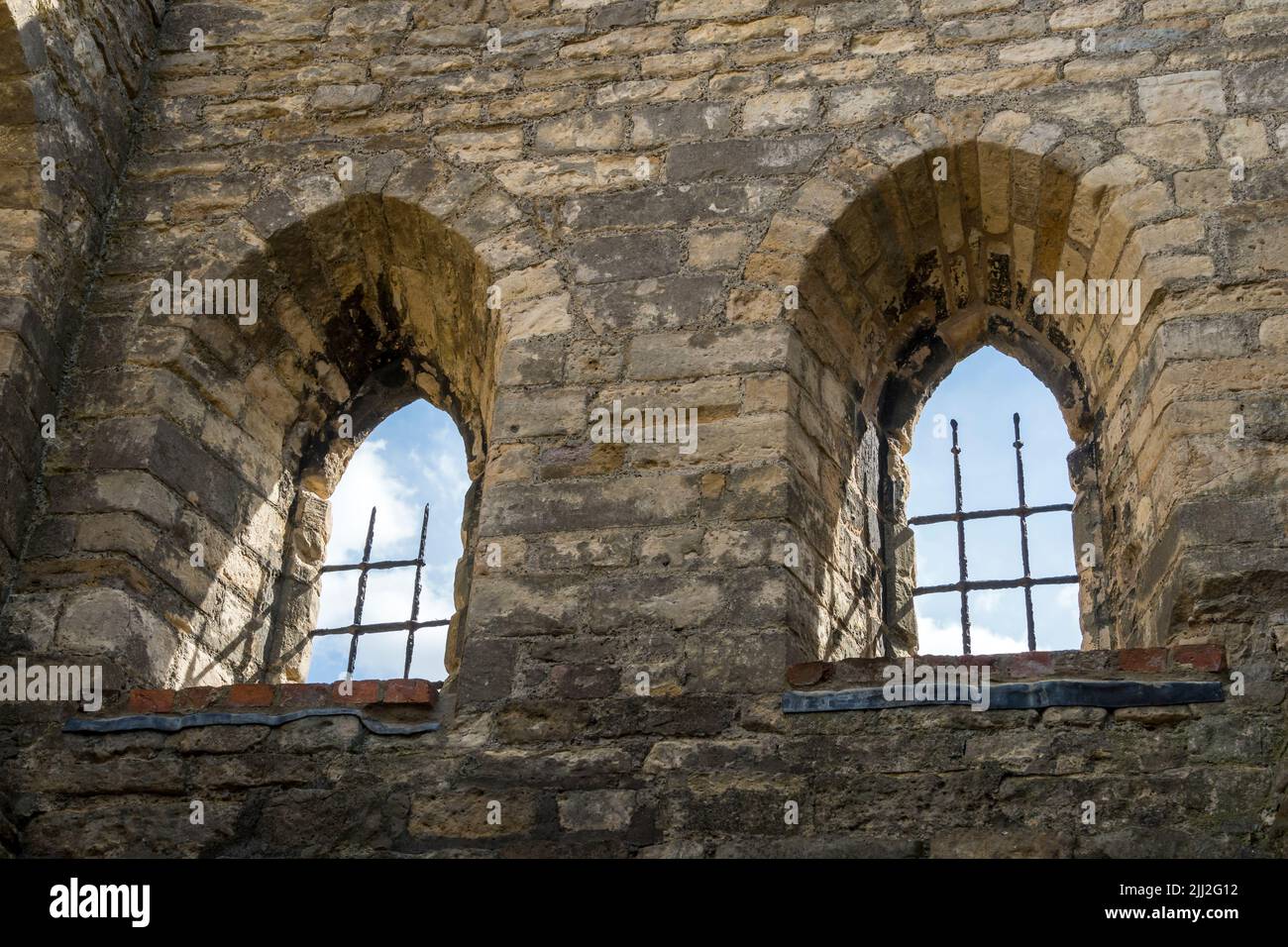 Viejas ventanas gemelas en la torre de observación Lincoln castillo 2022 Foto de stock