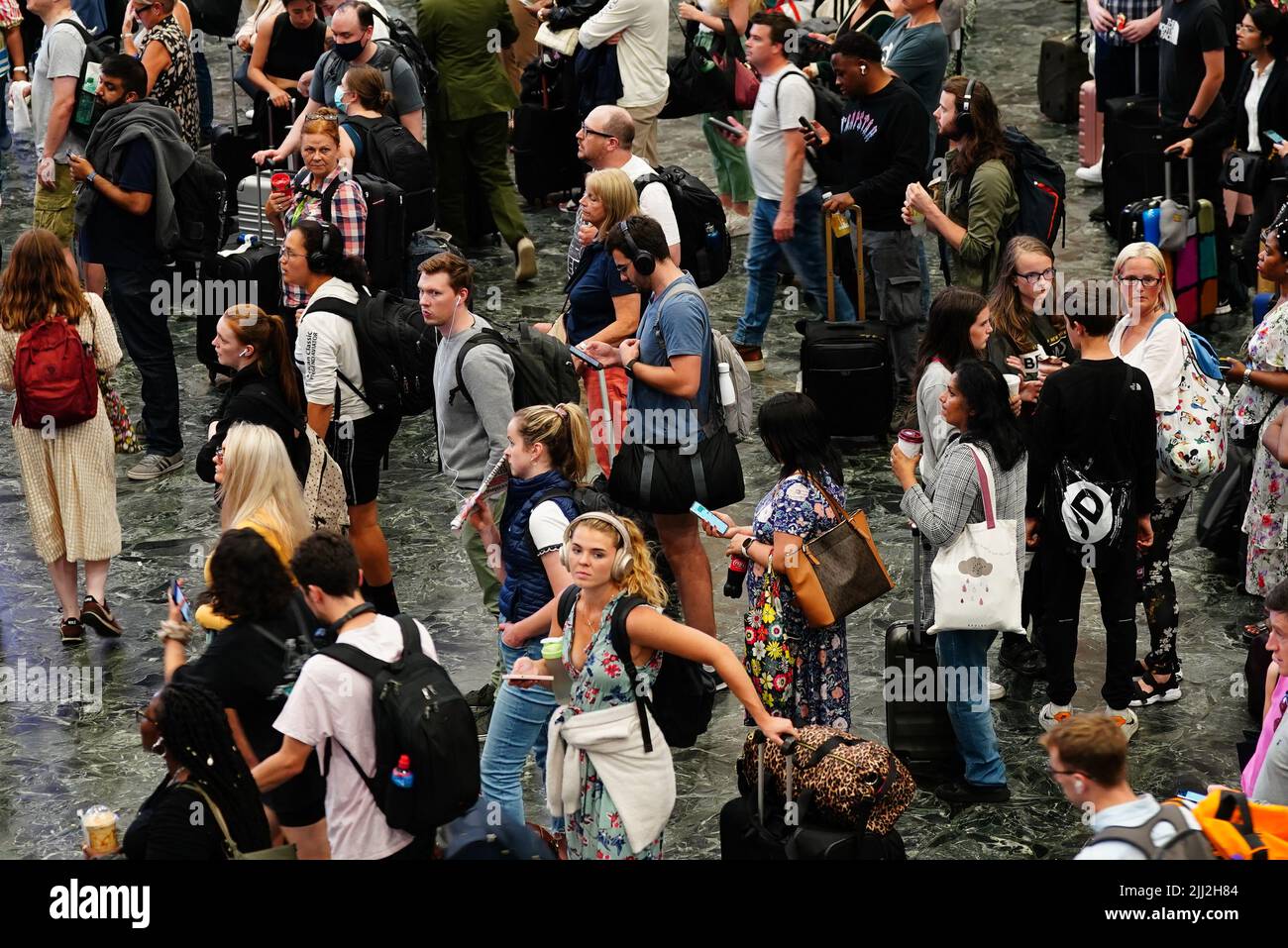 Gente de la estación de tren de Euston en Londres, ya que muchas familias se embarcan en escapadas al comienzo de las vacaciones de verano para muchas escuelas de Inglaterra y Gales. Fecha de la foto: Viernes 22 de julio de 2022. Foto de stock