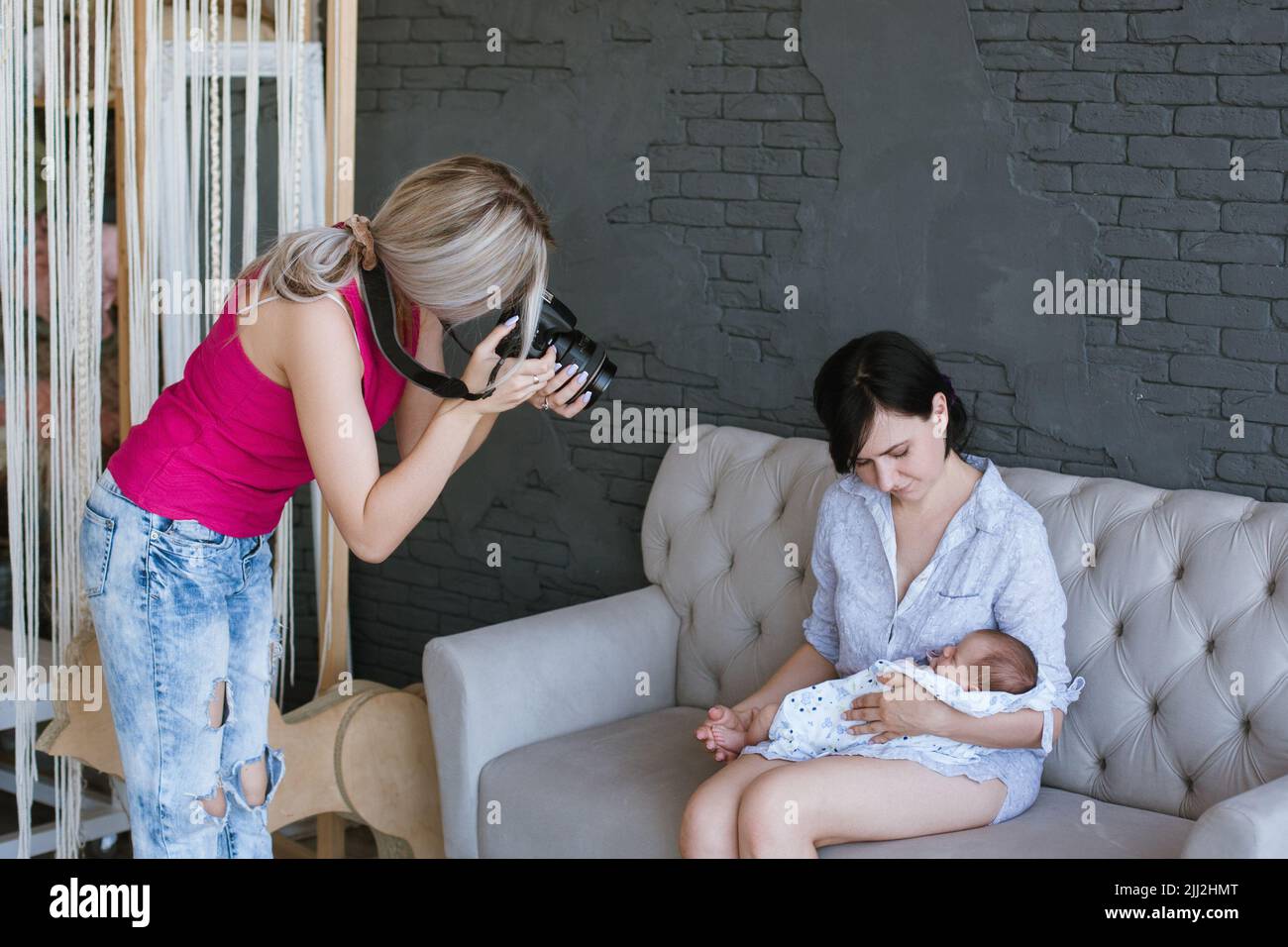 recién nacido madre bebé photoshoot entre bastidores Foto de stock