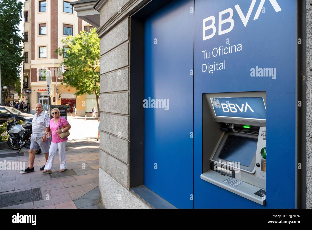 Madrid, España. 22nd de julio de 2022. Un cajero automático de la multinacional española Banco Bilbao Vizcaya Argentaria SA (BBVA) en España. (Foto de Xavi Lopez/SOPA Images/Sipa USA) Crédito: SIPA USA/Alamy Live News Foto de stock