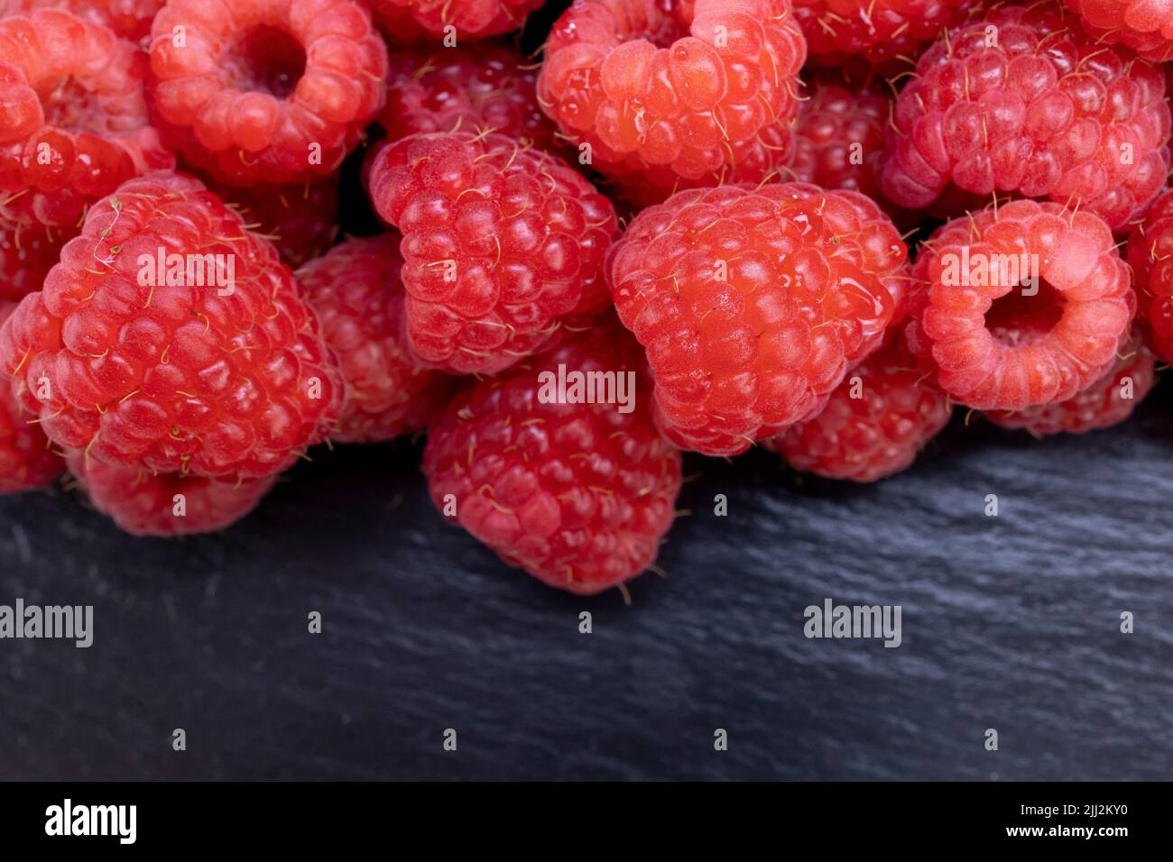 Frutas frescas de frambuesa verano jugosas para una dieta saludable. Frambuesas orgánicas para un alimento saludable y un concepto de vida. Foto de stock