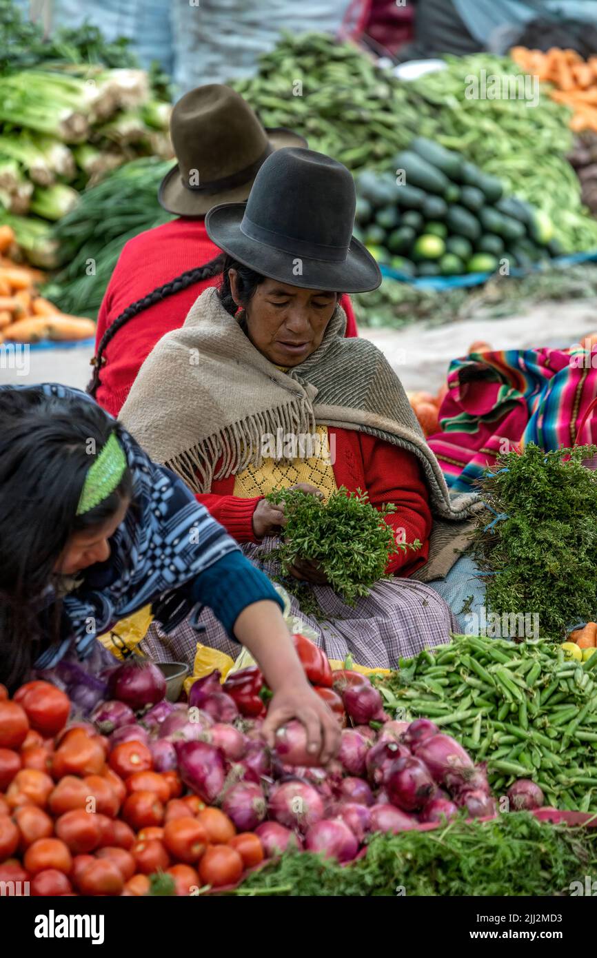 Mujer quechua de proveedores y productos para la venta, Pisac Mercado Dominical, Cusco, Perú Foto de stock