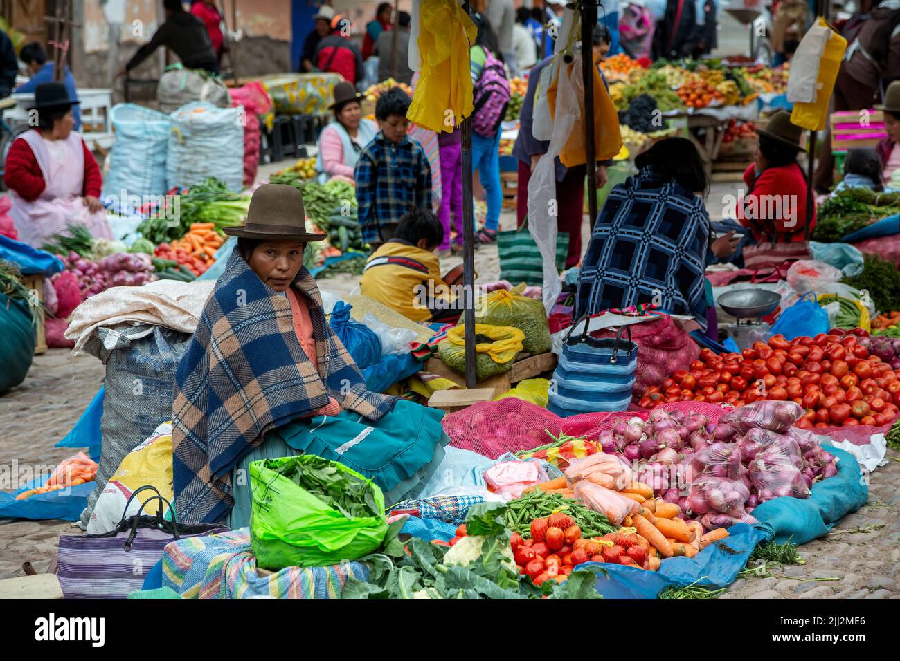 Mujeres quechua vendedores con productos para la venta, Mercado Domingo de Pisac, Cusco, Perú Foto de stock