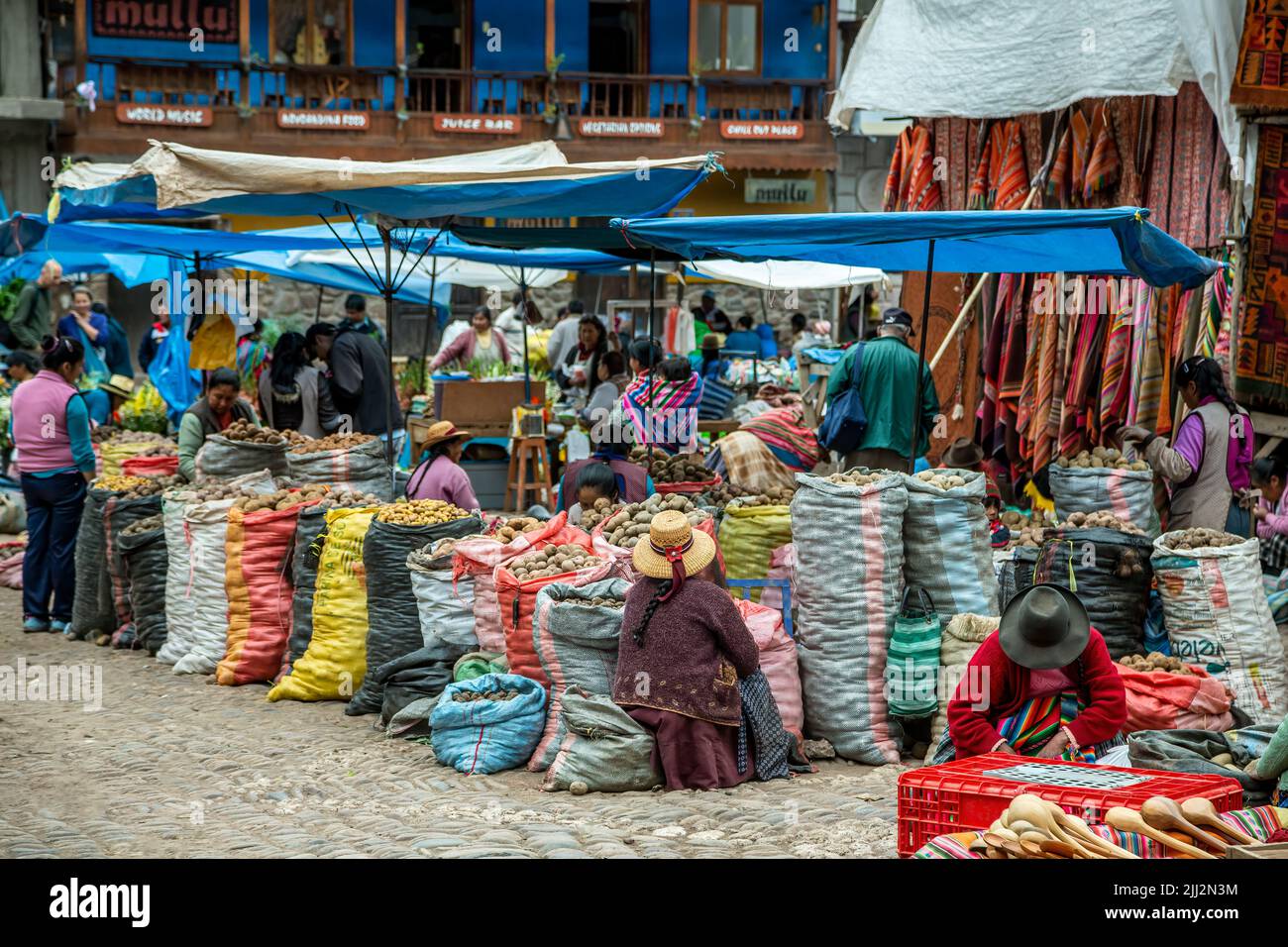 Venta de mujeres quechuas y papas, Mercado Dominical de Pisac, Cusco, Perú Foto de stock