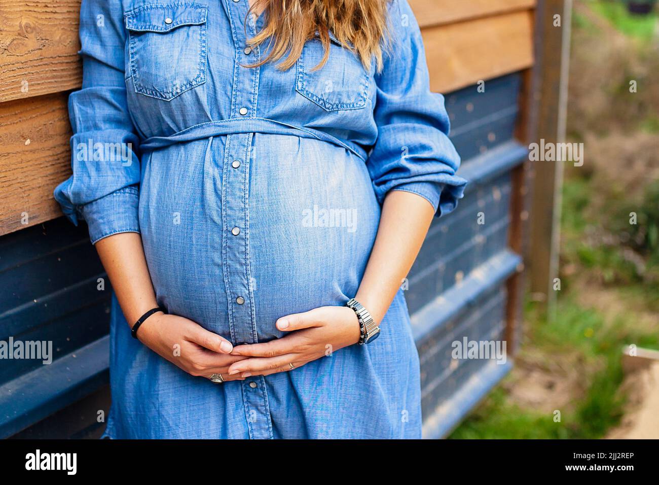 Mujer de pelo largo embarazada fotografías e imágenes de alta resolución -  Alamy