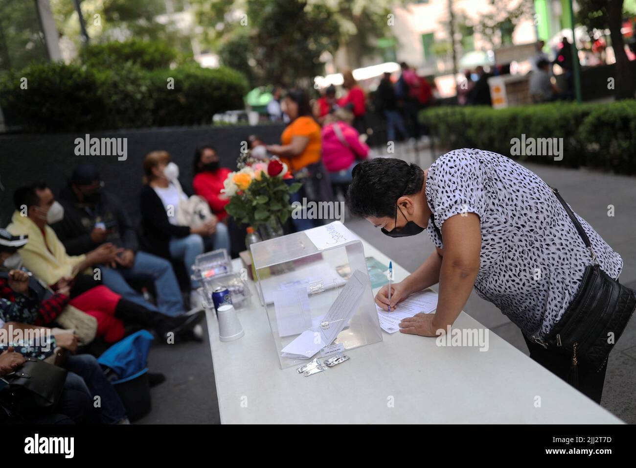 Un trabajador de Telmex vota cerca de la sede de Telmex luego de que el sindicato de la compañía se declarara en huelga después de no llegar a un acuerdo con la compañía sobre un nuevo convenio colectivo laboral, en Ciudad de México, México, el 22 de julio de 2022. REUTERS/Edgard Garrido Foto de stock