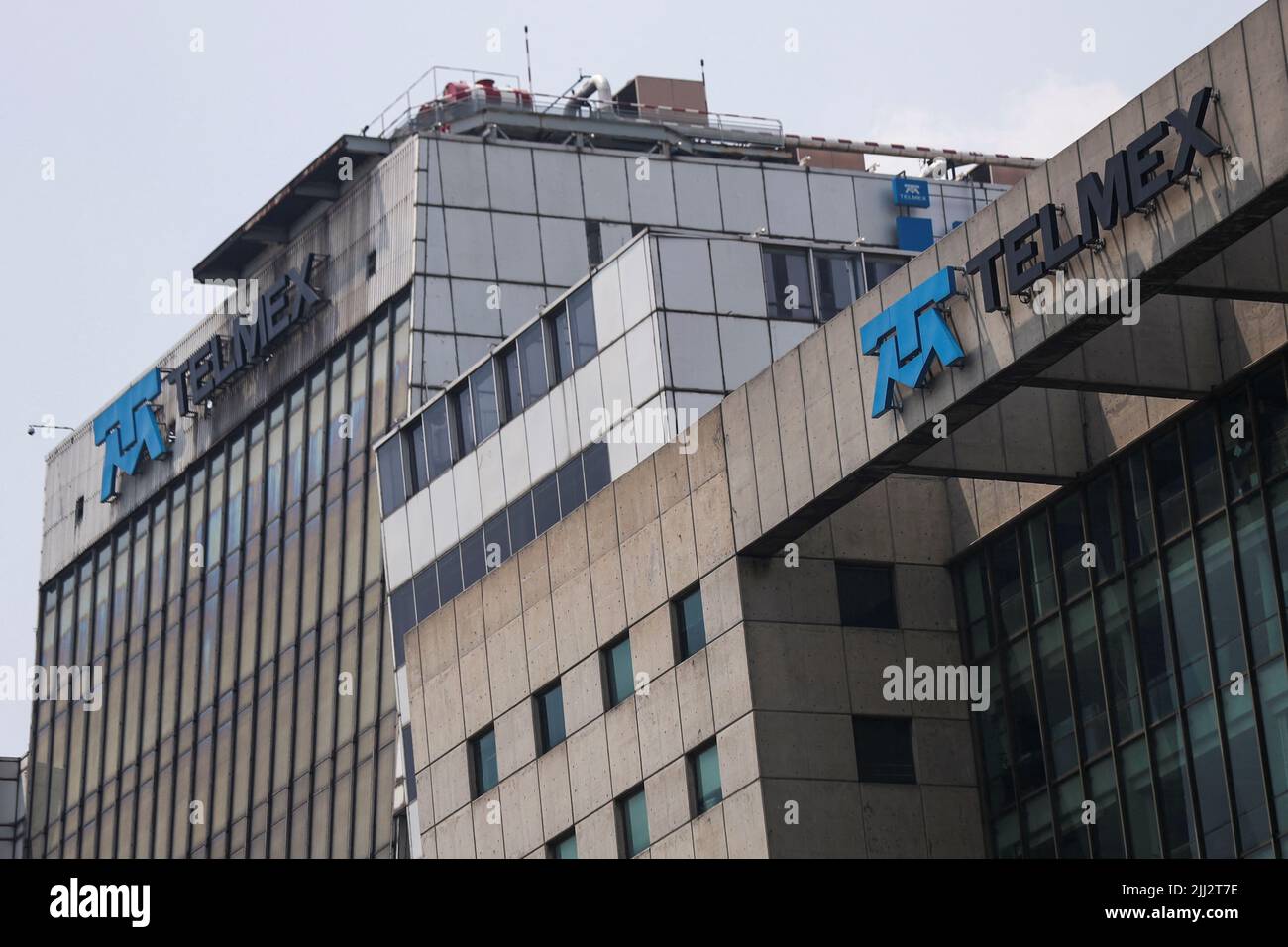 Una vista muestra las oficinas centrales de Telmex, cuando el sindicato de la empresa se declaró en huelga después de no llegar a un acuerdo con la empresa sobre un nuevo convenio colectivo laboral, en Ciudad de México, México, el 22 de julio de 2022. REUTERS/Edgard Garrido Foto de stock
